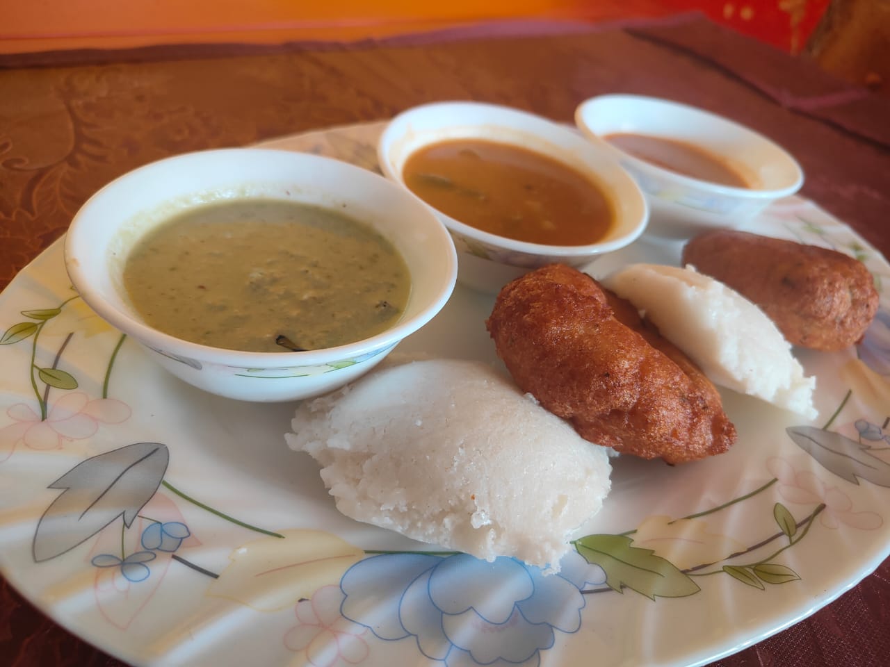 Fresh idli with sambar and chutney